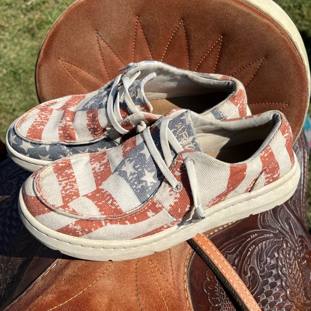 Ariat women’s Hilos in Red, White, and Blue
Size 6.5B